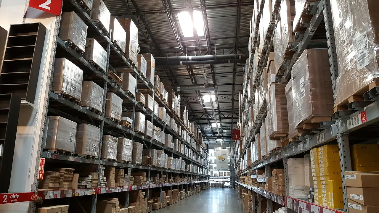 Lapasar's B2B procurement marketplace — aisles of wholesale goods across a Peninsular Malaysia distribution network